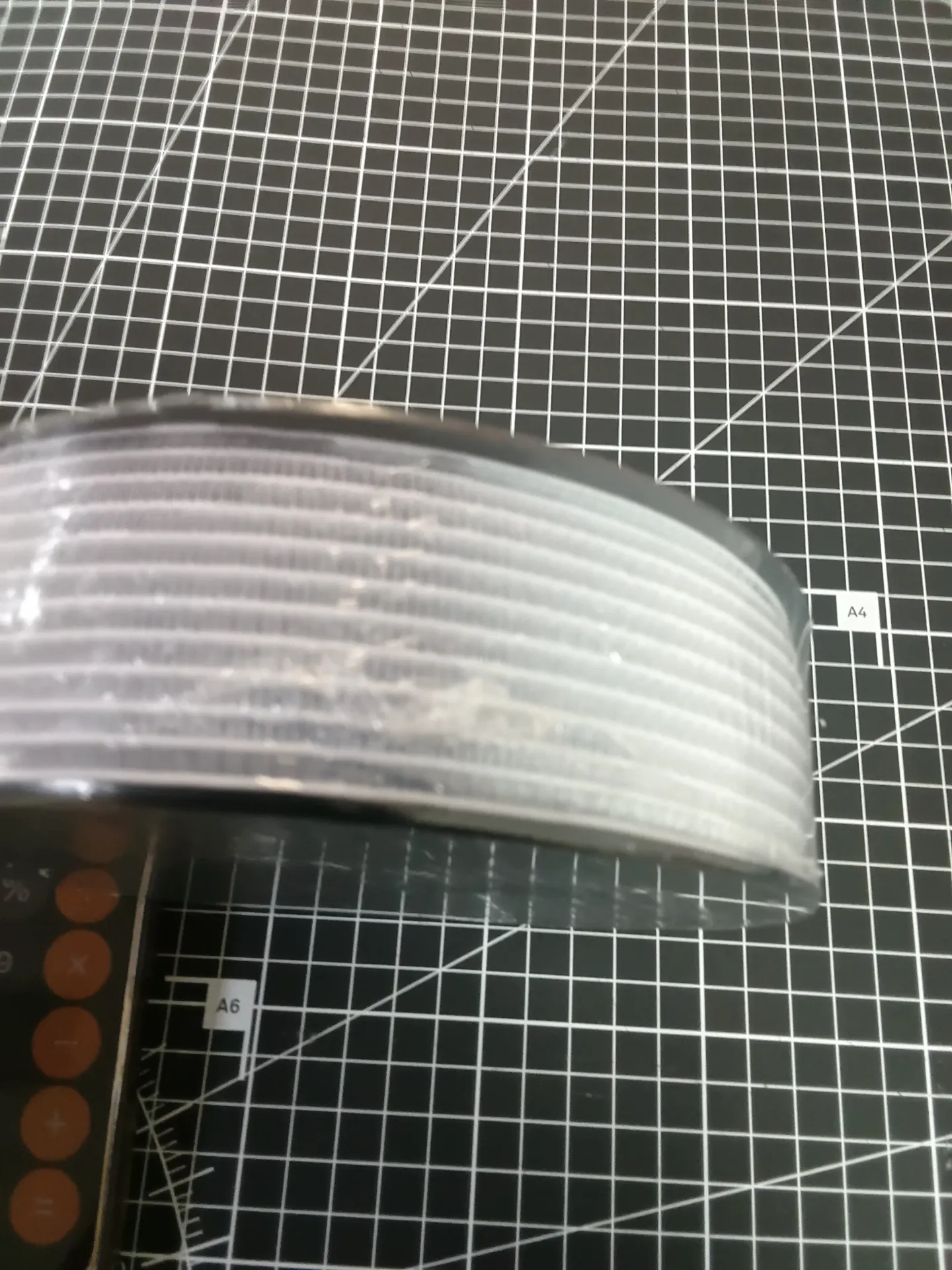 [B1212366613] Goma para fruncir filamentada para efecto nido de abeja (2mm)